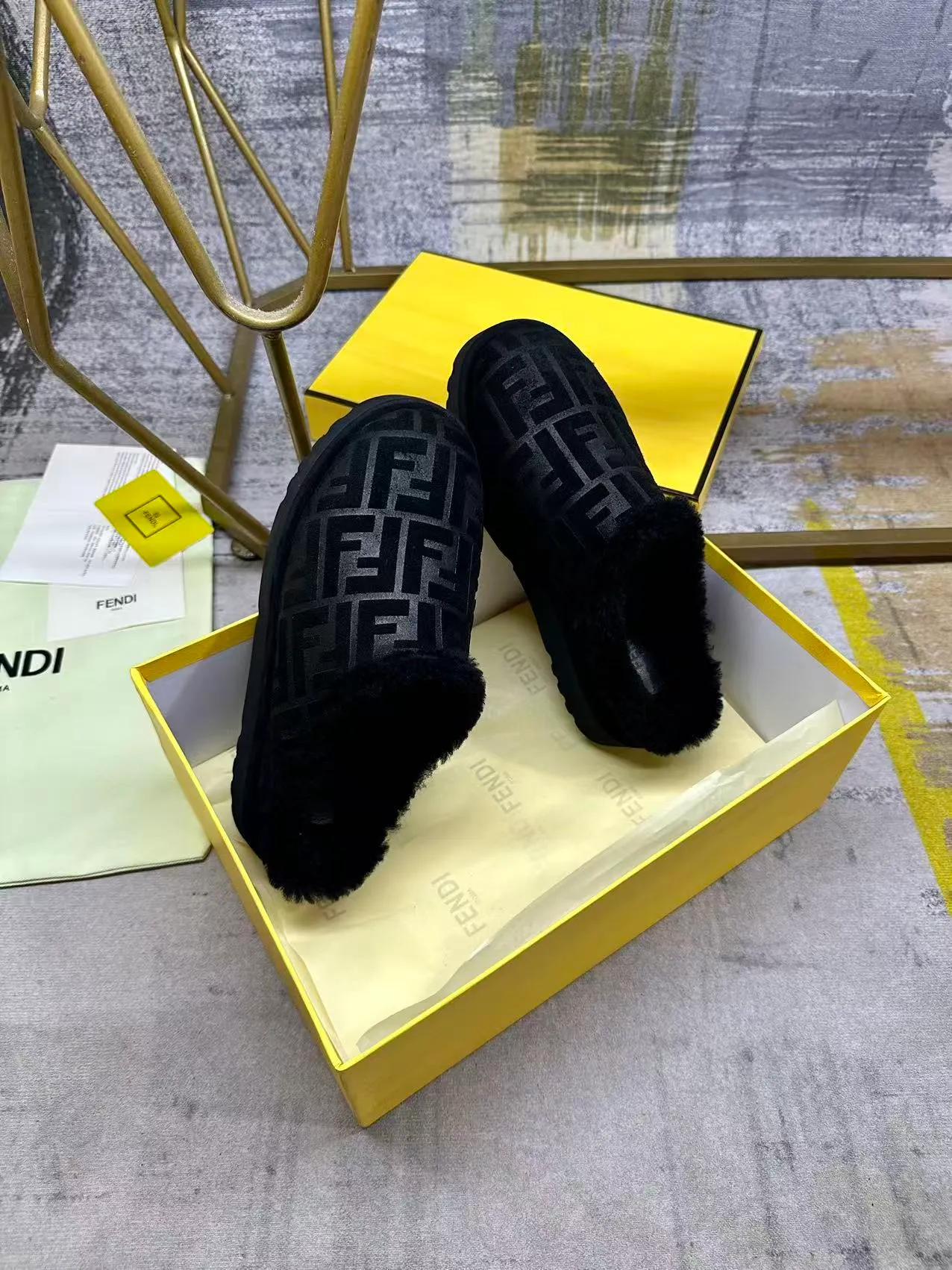 p518🐮🐮FENDI’s latest round-toe flat-soled half-cup shoes for men and women. It is made of black suede material and embossed with the same color FF pattern. Tonal shearling lining. Women’s sizes 35-40, men’s sizes 39-45